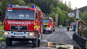46 Kräfte im Einsatz: Feuerwehr sucht nach  Vermissten  im Sportlerheim